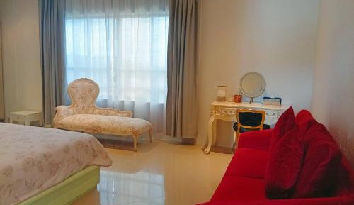  Classic Two-Bedroom Apartment with Sea View