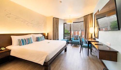 Deluxe Pool View King Bed