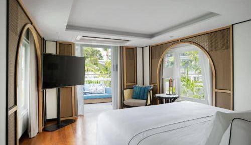 The Level Duplex Boat Suite with Pool Access