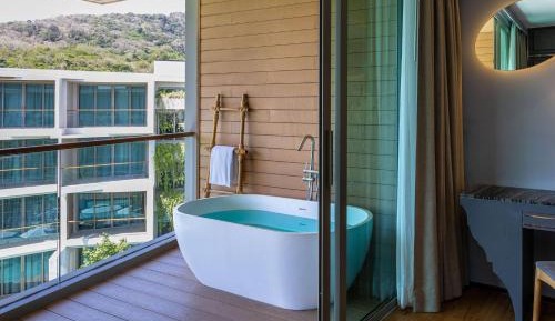 Deluxe King Room with Sky Bath - Non-Smoking
