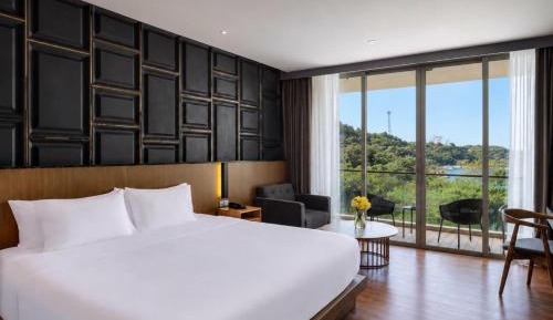 Deluxe King Room with Lagoon View - Non-Smoking
