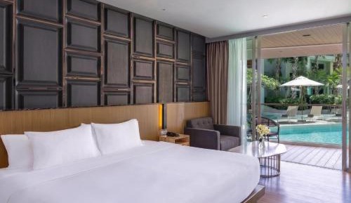 Deluxe King Room with Pool Access - Non-Smoking