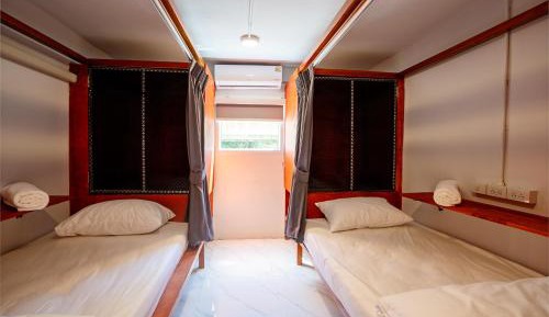 Single Bed in Mixed Dormitory Room