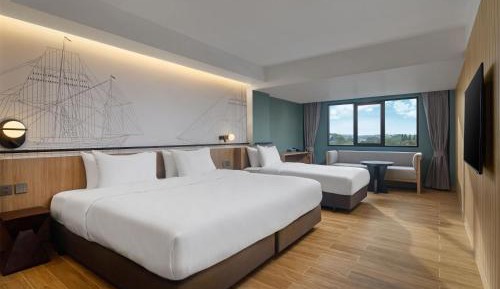 Deluxe Room with One King Bed and One Single Bed - Non-Smoking