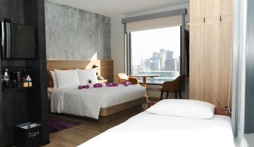 Corner Queen Room with City View
