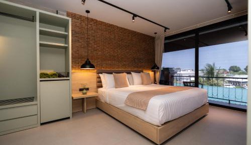 Executive Suite with Pool View