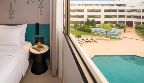 Premier Pool View King