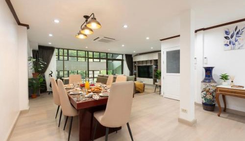 Four-Bedroom Apartment with Balcony 