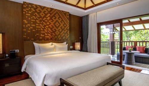Deluxe King Suite with Garden or Mountain View