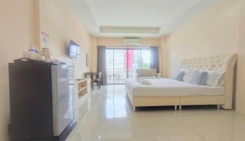 Deluxe One-Bedroom Apartment with City View