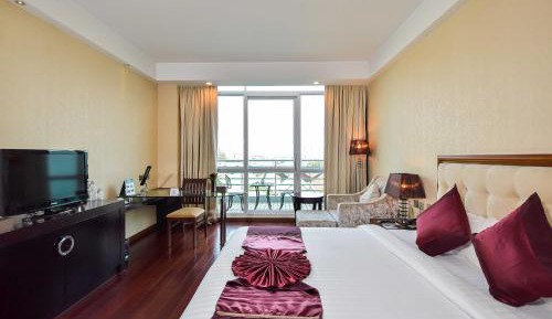 Deluxe King Room - Free Two Ways Airport Transfer