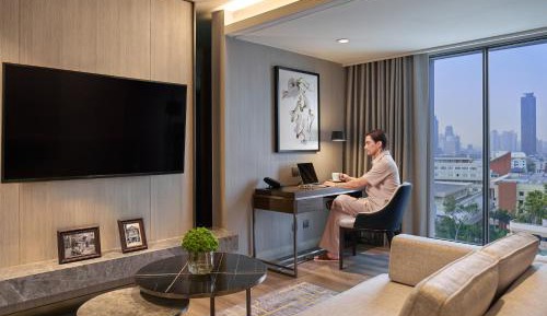 One-Bedroom Premier King Suite with City View
