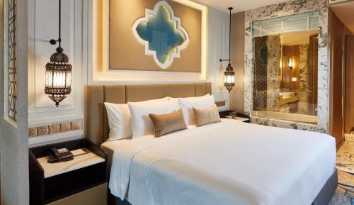  Jacuzzi Suite Club Lounge Access