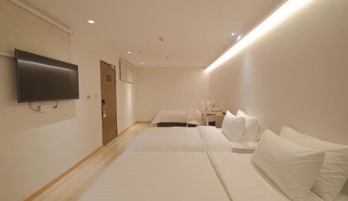 Standard Room with Three Single Beds - Non-Smoking