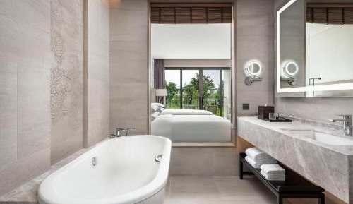 Deluxe Twin Room with Balcony and Ocean View