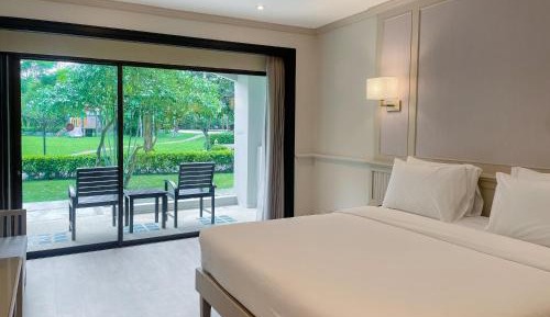 Deluxe Pool View with Terrace - King