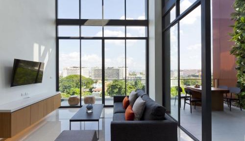 Three Bedroom Duplex Penthouse with Bathtub