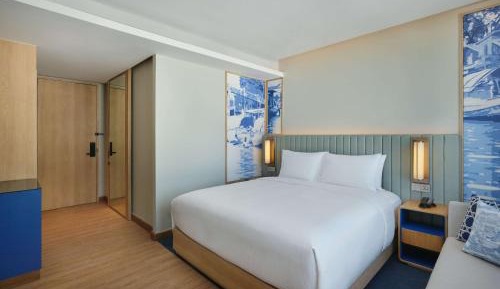 Deluxe King Room with City View