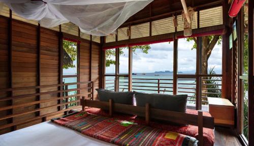 Large Breezy Bungalow - Beach Front