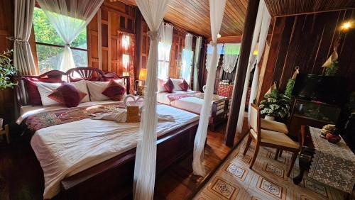 Quadruple Room with Private Bathroom