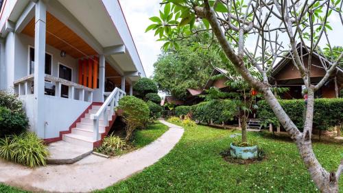Triple Room with Garden View