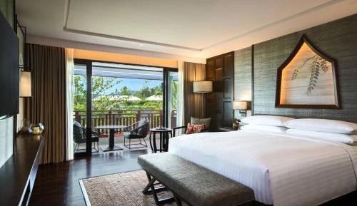 Premium Pool View, Guest room, 1 King, Balcony
