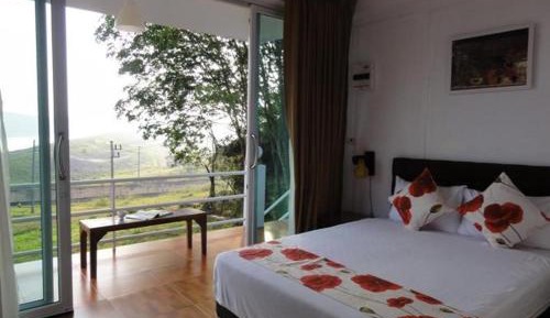 Queen Room with Reservoir View