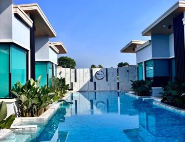 King Suite with Pool View