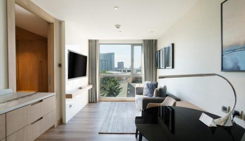 One-Bedroom Deluxe King Suite with City View