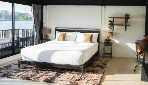 Premier River View Front Room with Jacuzzi