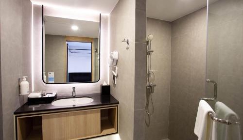 Standard Queen Room with Free Breakfast - Top Floor