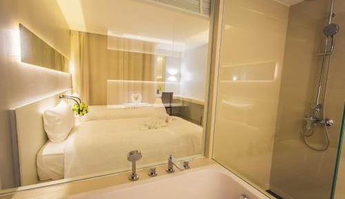 Deluxe Twin Suite with Bathtub 