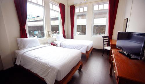 Corner Twin Room with City View