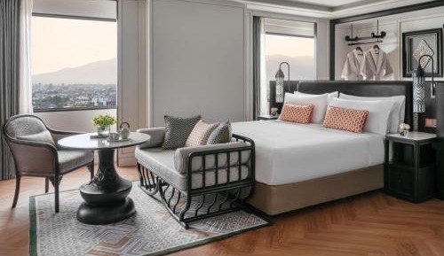 Premium King Room with Mountain View