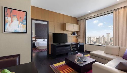 One-Bedroom Suite with a King Bed or Two Single Beds and City View, with Bathtub