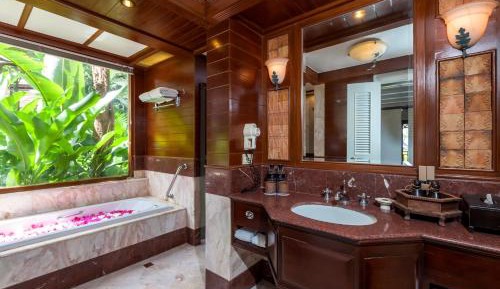 Lagoon Poolside with Bathtub