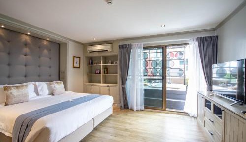 Two-Bedroom Suite with Hot Tub 