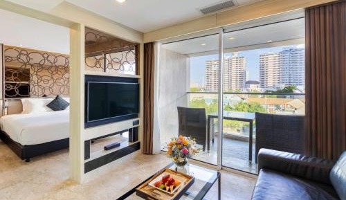 Junior King Suite with Balcony and City View - Non-Smoking
