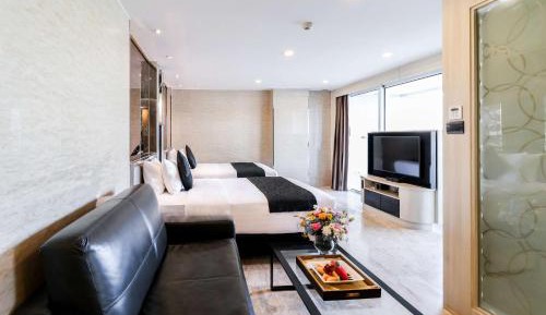 Junior Twin Suite with Balcony and City View - Non-Smoking