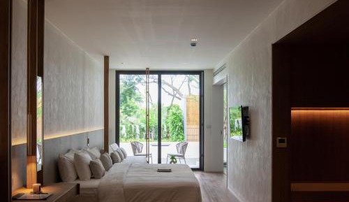 Grand Corner Room with Pool Access