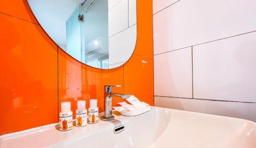 Deluxe King Room with Shower - Non-Smoking