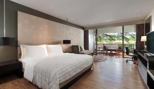 Deluxe River View, Guest room, 1 King, River view, Balcony