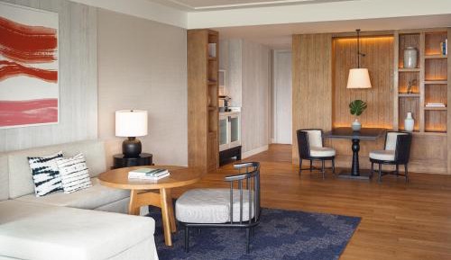 King One Bedroom Suite - Resort View - Non-Smoking