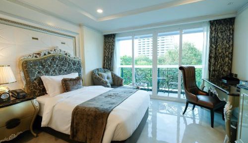 Deluxe Twin Beds City View