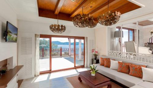 Family Seaview 2 Bedroom Hillside Suite with Terrace Bathtub
