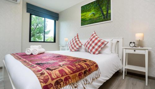 One-Bedroom Apartment with Pool View