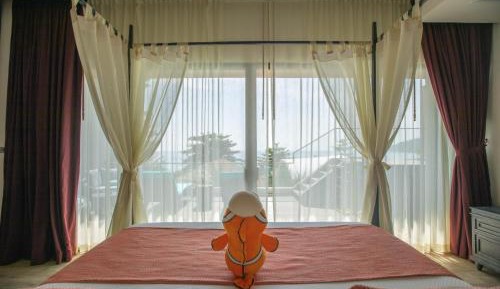 Jacuzzi pool suite honeymoon Sea view