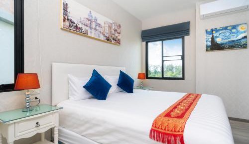 One-Bedroom Apartment with Pool View