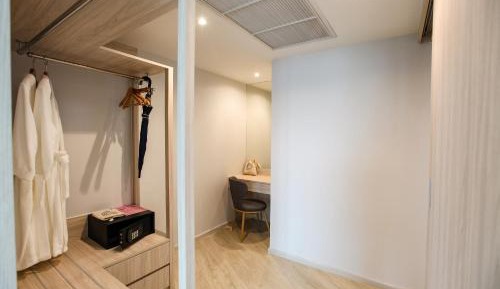 One-Bedroom Suite with Sea View