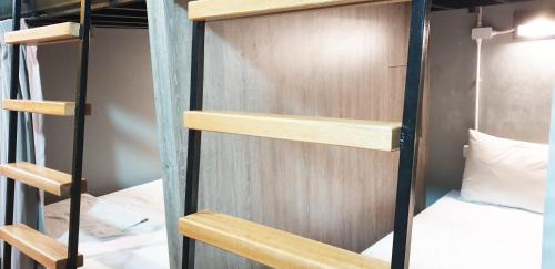 Mixed Dorm - Queen Size Bunk Bed